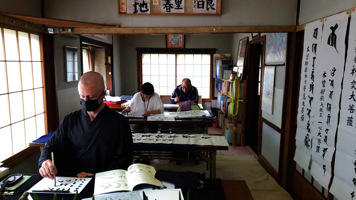 和室での梵字書道教室のようす