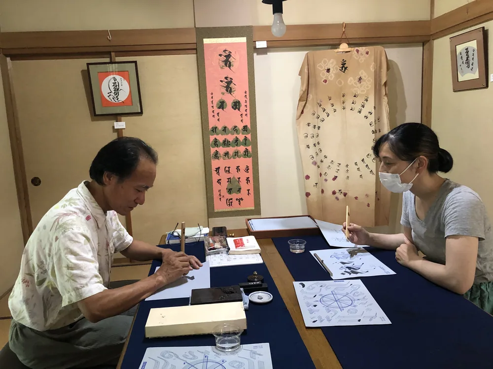 一対一で指導を受ける受講者
